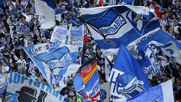 Fanoušci fotbalové Herthy Berlín oslavují návrat do bundesligy. Fanoušci fotbalové Herthy Berlín oslavují návrat do bundesligy.