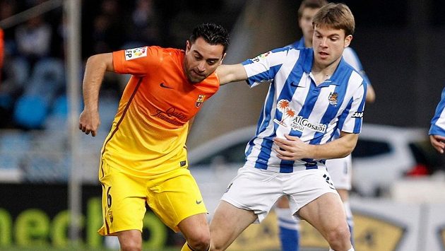 Asier Illarramendi (vpravo) brání barcelonského záložníka Xaviho. Asier Illarramendi (vpravo) brání barcelonského záložníka Xaviho.