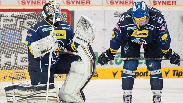Zklamaný brankář Jan Chábera (vlevo) a David Růžička z Kladna po prohře v Liberci v prodloužení. Zklamaný brankář Jan Chábera (vlevo) a David Růžička z Kladna po prohře v Liberci v prodloužení.