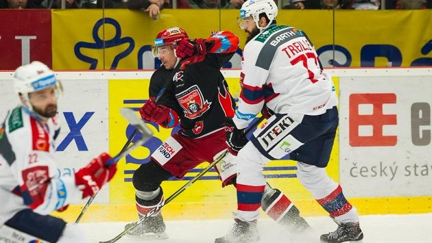 Hokejové derby mezi Hradcem Králové a Pardubicemi bývá vždy vyhrocené na ledě i mezi fanoušky. Hokejové derby mezi Hradcem Králové a Pardubicemi bývá vždy vyhrocené na ledě i mezi fanoušky.