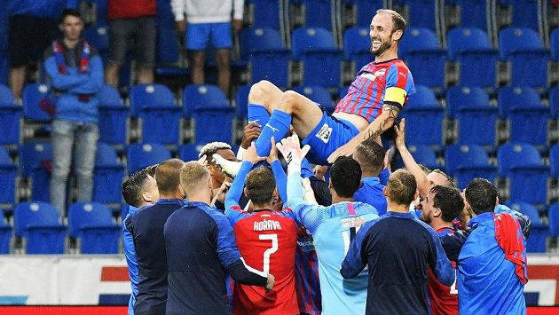 Fotbalisté Plzně při pozápasovém loučení se spoluhráčem Romanem Hubníkem (nahoře). Fotbalisté Plzně při pozápasovém loučení se spoluhráčem Romanem Hubníkem (nahoře).