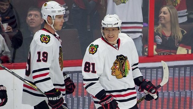 Útočník Chicaga Marián Hossa (vpravo) se stal 80. hráčem v historii NHL, který dosáhl na metu 1000 bodů. Útočník Chicaga Marián Hossa (vpravo) se stal 80. hráčem v historii NHL, který dosáhl na metu 1000 bodů.