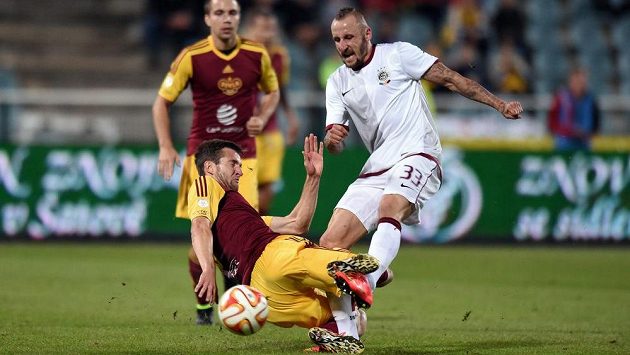 Záložník pražské Sparty Michal Breznaník v utkání na Dukle. Právě její dres teď bude nosit. Záložník pražské Sparty Michal Breznaník v utkání na Dukle. Právě její dres teď bude nosit.