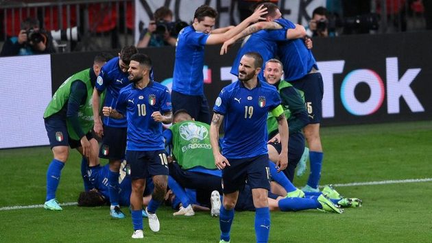 Hráči oslavují gól Mattea Pessiny proti Rakousku Hráči oslavují gól Mattea Pessiny proti Rakousku