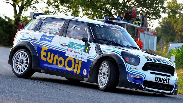 Václav Pech se spolujezdcem Petrem Uhlem během závodu Agrotec rallye Hustopeče. Václav Pech se spolujezdcem Petrem Uhlem během závodu Agrotec rallye Hustopeče.