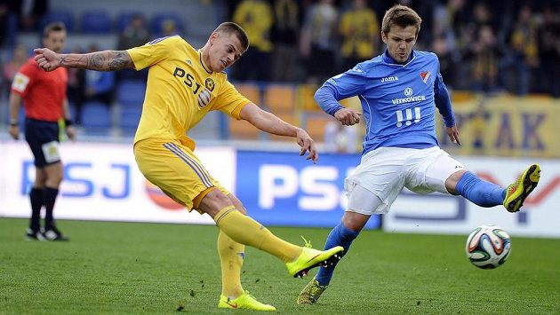 Jihlavský záložník Jan Kliment (vlevo) střílí gól. Vpravo záložník Baníku Milan Jirásek. Jihlavský záložník Jan Kliment (vlevo) střílí gól. Vpravo záložník Baníku Milan Jirásek.