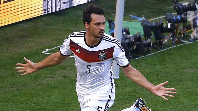 Mats Hummels se raduje z úvodního gólu ve čtvrtfinále MS mezi Německem a Francií. Mats Hummels se raduje z úvodního gólu ve čtvrtfinále MS mezi Německem a Francií.
