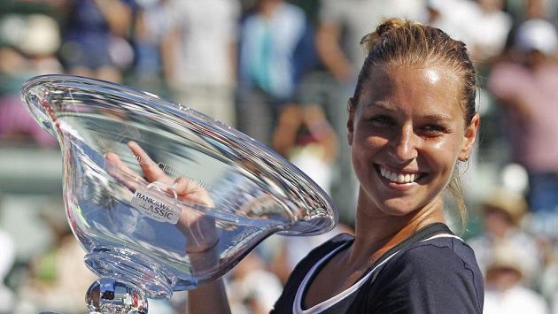 Slovenka Dominika Cibulková s trofejí pro vítězku turnaje ve Stanfordu. Slovenka Dominika Cibulková s trofejí pro vítězku turnaje ve Stanfordu.