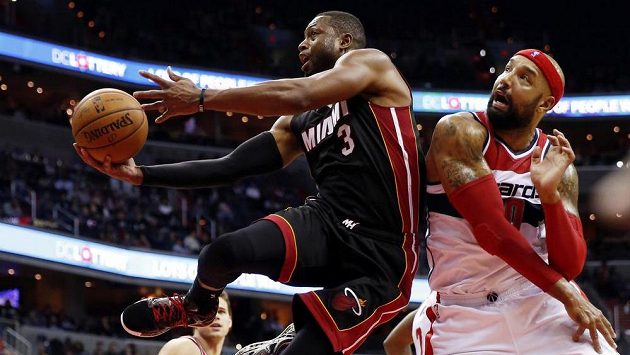 Dwyane Wade (vlevo) z Miami při střelbě poté, co přešel přes Drewa Goodena z Washingtonu. Dwyane Wade (vlevo) z Miami při střelbě poté, co přešel přes Drewa Goodena z Washingtonu.