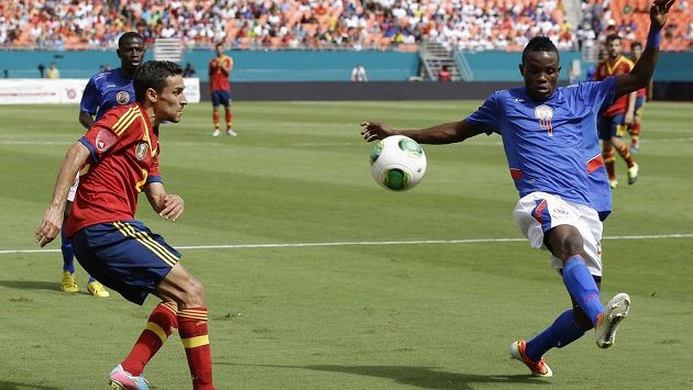 Španělský záložník Jesús Navas (vlevo) v utkání proti Haiti bojuje o míč s Donaldem Guerrierem Wildem. Španělský záložník Jesús Navas (vlevo) v utkání proti Haiti bojuje o míč s Donaldem Guerrierem Wildem.