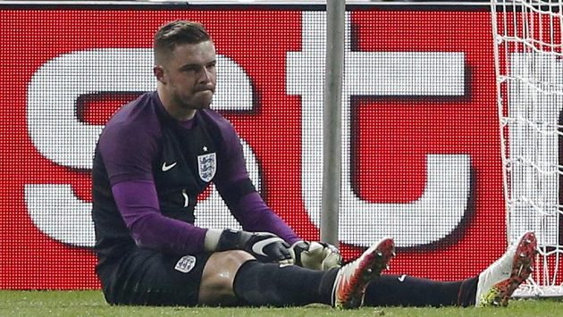 Smutný anglický gólman Jack Butland, po zranění musel hřiště opustit na nosítkách. Smutný anglický gólman Jack Butland, po zranění musel hřiště opustit na nosítkách.