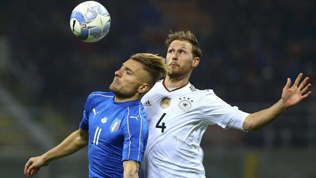 Ital Ciro Immobile (vlevo) a německý obránce Benedikt Höwedes. Ital Ciro Immobile (vlevo) a německý obránce Benedikt Höwedes.
