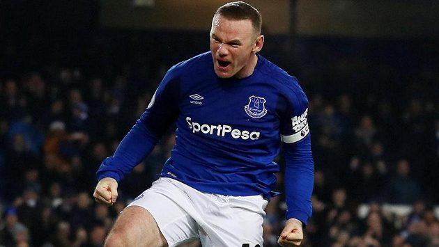 Kanonýr Wayne Rooney slaví. Druhou penaltu proti Swansea proměnil a Everton vybojoval cennou výhru. Kanonýr Wayne Rooney slaví. Druhou penaltu proti Swansea proměnil a Everton vybojoval cennou výhru.