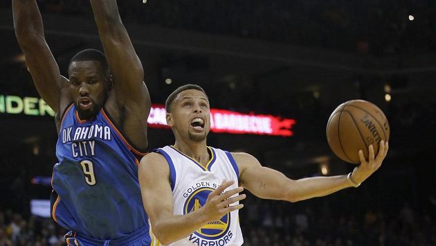 Stephen Curry (30) z Golden State a Serge Ibaka (9) z Oklahomy. Stephen Curry (30) z Golden State a Serge Ibaka (9) z Oklahomy.