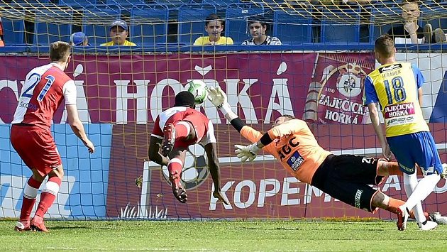 Michael Ngadeu-Ngadjui ze Slavie střílí první gól v utkání s Teplicemi. Michael Ngadeu-Ngadjui ze Slavie střílí první gól v utkání s Teplicemi.