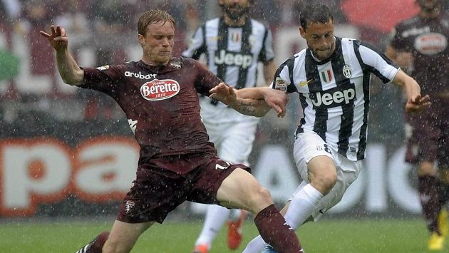 Útočník Juventusu Claudio Marchisio (vpředu vpravo) v souboji se záložníkem Alessandrem Gazzim z FC Turín. Útočník Juventusu Claudio Marchisio (vpředu vpravo) v souboji se záložníkem Alessandrem Gazzim z FC Turín.