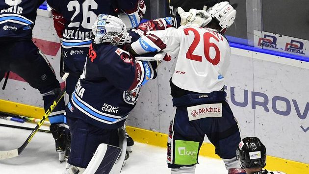 Liberecký brankář Dominik Hrachovina se porval, jeho soupeřem byl Rhett Holland z Pardubic. Liberecký brankář Dominik Hrachovina se porval, jeho soupeřem byl Rhett Holland z Pardubic.