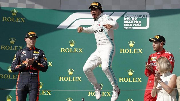 Brit Lewis Hamilton a jeho radost po triumfu během Velké ceny Maďarska F1. Brit Lewis Hamilton a jeho radost po triumfu během Velké ceny Maďarska F1.