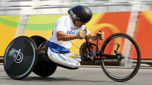 Ital Alessandro Zanardi při olympijském závodě. Ital Alessandro Zanardi při olympijském závodě.
