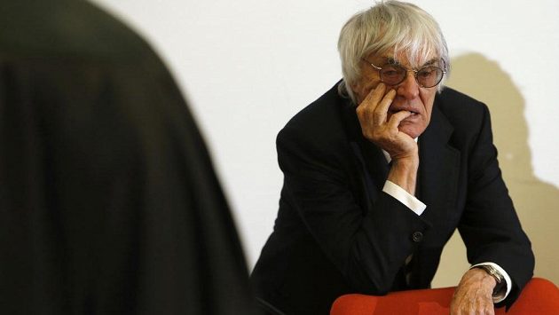 Bernie Ecclestone u mnichovského soudu, kde se brání obvinění z korupce při prodeji podílu práv na formuli 1. Bernie Ecclestone u mnichovského soudu, kde se brání obvinění z korupce při prodeji podílu práv na formuli 1.