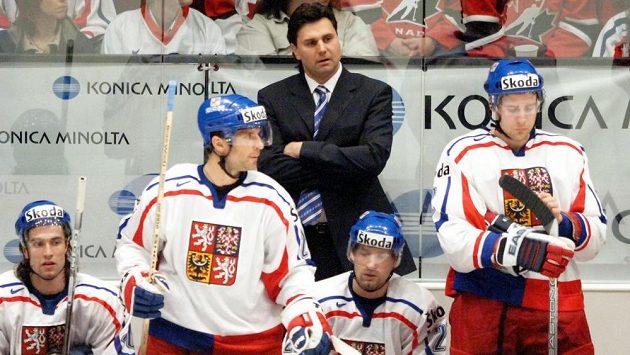 Trenér Vladimír Růžička a před ním (zleva) Radek Dvořák, Martin Ručinský, Jan Hlaváč a Jiří Fischer na MS v roce 2005 ve Vídni. Trenér Vladimír Růžička a před ním (zleva) Radek Dvořák, Martin Ručinský, Jan Hlaváč a Jiří Fischer na MS v roce 2005 ve Vídni.