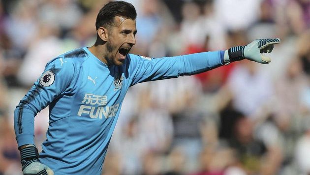 Brankář Newcastlu United Martin Dúbravka během utkání Premier League. Brankář Newcastlu United Martin Dúbravka během utkání Premier League.