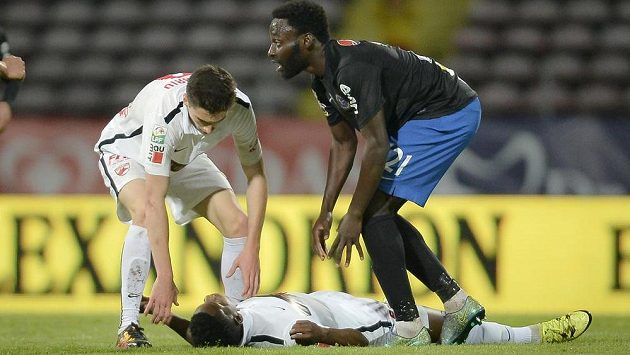 Fotbalista Dinama Bukurešť Patrick Ekeng zkolaboval během zápasu rumunské ligy s Viitorulem Constanta. Fotbalista Dinama Bukurešť Patrick Ekeng zkolaboval během zápasu rumunské ligy s Viitorulem Constanta.