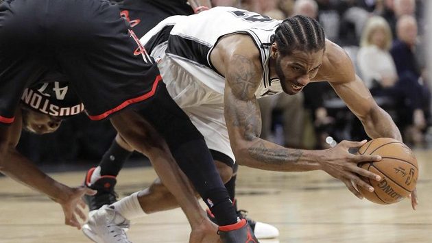 Kawhi Leonard ze San Antonia si hledá cestu mezi obranou Houstonu. Kawhi Leonard ze San Antonia si hledá cestu mezi obranou Houstonu.