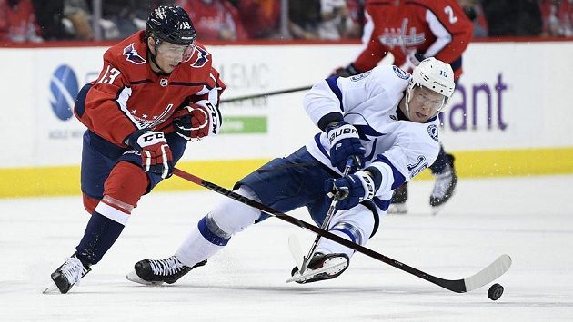 Útočník Washiingtonu Jakub Vrána (vlevo) a Ondřej Palát z Tampy v utkání NHL. Útočník Washiingtonu Jakub Vrána (vlevo) a Ondřej Palát z Tampy v utkání NHL.