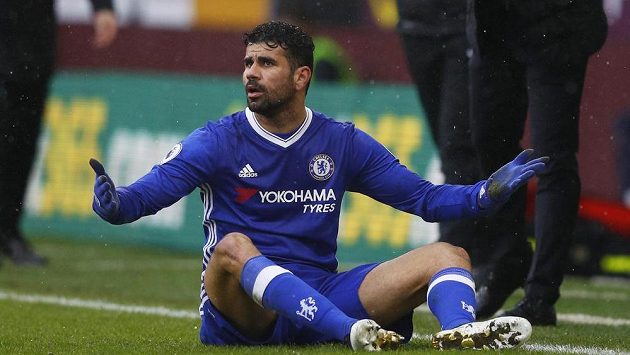 Útočník Chelsea Diego Costa nevěří, že Chelsea remizovala na půdě Burnley v utkání Premier League. Útočník Chelsea Diego Costa nevěří, že Chelsea remizovala na půdě Burnley v utkání Premier League.