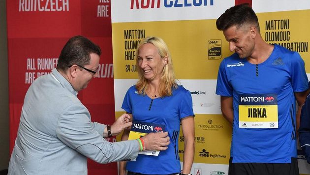 Olomoucký primátor Antonín Staněk a čeští běžci Eva Vrabcová Nývltová a Jiří Homoláč před startem půlmaratónu. Olomoucký primátor Antonín Staněk a čeští běžci Eva Vrabcová Nývltová a Jiří Homoláč před startem půlmaratónu.