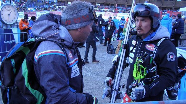Ondřej Bank po nedokončeném sjezdu ve Val Gardeně s bratrem a trenérem Tomášem. Ondřej Bank po nedokončeném sjezdu ve Val Gardeně s bratrem a trenérem Tomášem.