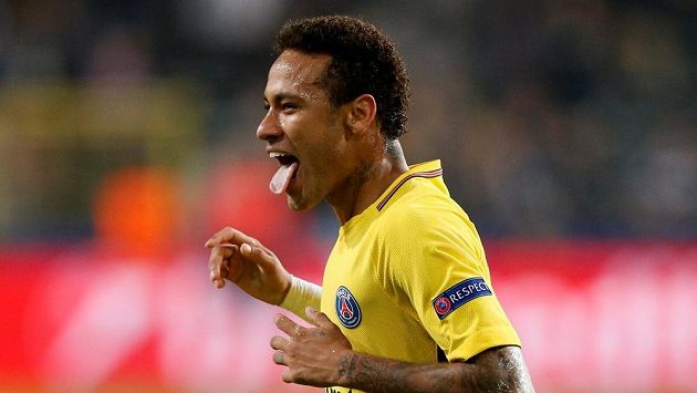 Brazilec Neymar z PSG při utkání s Anderlechtem. Jakoby chtěl říct: Já můžu všechno! Brazilec Neymar z PSG při utkání s Anderlechtem. Jakoby chtěl říct: Já můžu všechno!