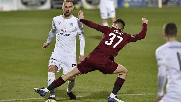Ladislav Krejčí ml. ze Sparty (vpravo) se snaží zastavit Petra Reinberka ze Slovácka. Ladislav Krejčí ml. ze Sparty (vpravo) se snaží zastavit Petra Reinberka ze Slovácka.