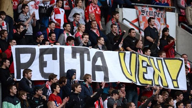 Fanoušci Slavie Praha s transparentem "Pelta ven". Fanoušci Slavie Praha s transparentem "Pelta ven".