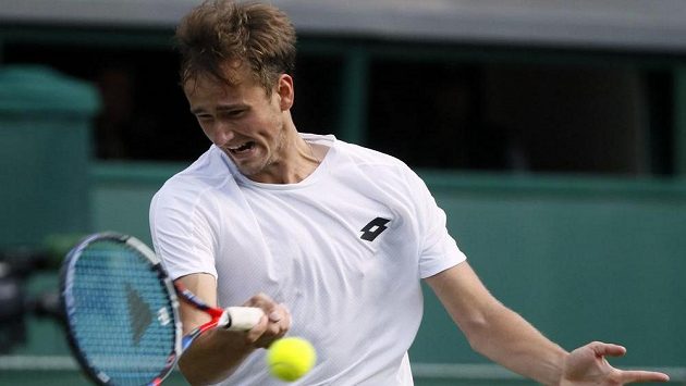 Ruský tenista Daniil Medveděv v druhém kole ve Wimbledonu. Ruský tenista Daniil Medveděv v druhém kole ve Wimbledonu.