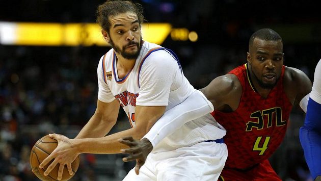 Joakim Noah (vlevo) z New York Knicks a Paul Millsap z Atlanty. Joakim Noah (vlevo) z New York Knicks a Paul Millsap z Atlanty.