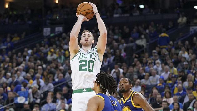 Bostonský basketbalista Gordon Hayward střílí na koš v utkání s Golden State Warriors. Bostonský basketbalista Gordon Hayward střílí na koš v utkání s Golden State Warriors.