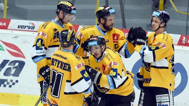 Litvínovští hokejisté slaví gól proti Slavii v zápase 7. kola baráže o extraligu. Litvínovští hokejisté slaví gól proti Slavii v zápase 7. kola baráže o extraligu.