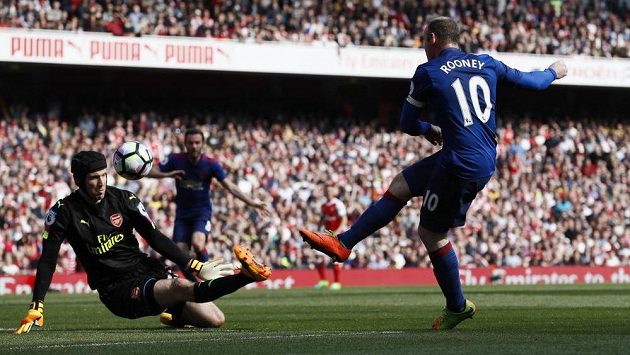 Brankář Arsenalu Petr Čech v akci během utkání Premier League s Manchesterem United. Pálil na něj Wayne Rooney. Brankář Arsenalu Petr Čech v akci během utkání Premier League s Manchesterem United. Pálil na něj Wayne Rooney.
