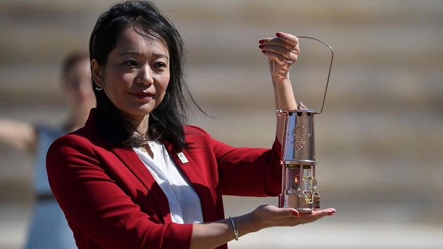 Pořadatelé olympijských her v Tokiu převzali v Řecku oheň. Na snímku je bývalá plavkyně Imoto Naoková. Oheň zůstane v Japonsku do nového termínu OH. Pořadatelé olympijských her v Tokiu převzali v Řecku oheň. Na snímku je bývalá plavkyně Imoto Naoková. Oheň zůstane v Japonsku do nového termínu OH.