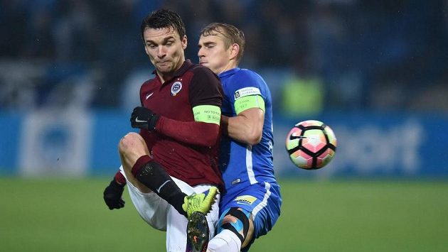 Lukáš Pokorný (vpravo) z Liberce a David Lafata ze Sparty. Lukáš Pokorný (vpravo) z Liberce a David Lafata ze Sparty.