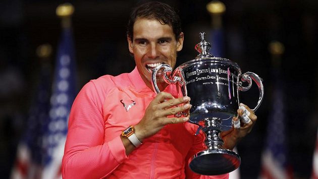 Rafael Nadal pózuje s trofejí pro vítěze US Open. Rafael Nadal pózuje s trofejí pro vítěze US Open.