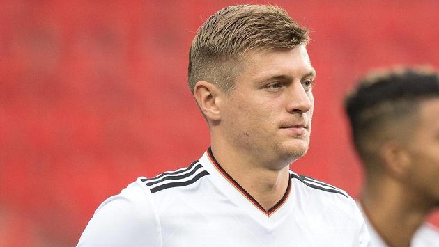 Německý záložník Toni Kroos na tréninku před utkáním s Českou republikou. Německý záložník Toni Kroos na tréninku před utkáním s Českou republikou.