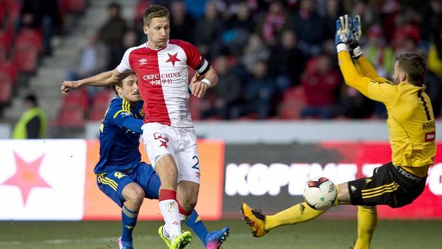 Slávistický útočník Milan Škoda překonává brankáře Jihlavy Jana Hanuše. Slávistický útočník Milan Škoda překonává brankáře Jihlavy Jana Hanuše.