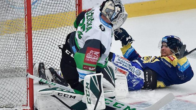 Brankář Mladé Boleslavi Jan Růžička a Antonín Honejsek ze Zlína. Brankář Mladé Boleslavi Jan Růžička a Antonín Honejsek ze Zlína.