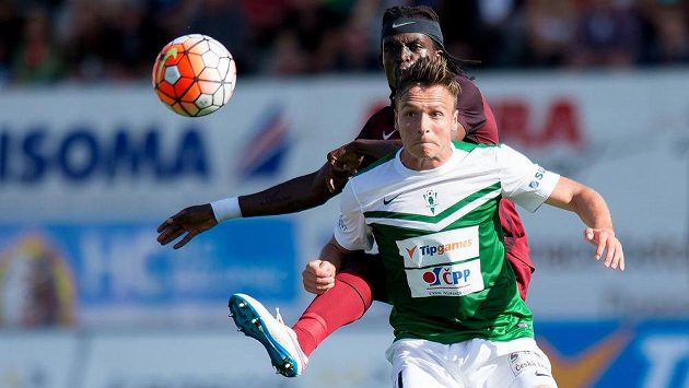 Obránce Sparty Costa a jablonecký útočník Stanislav Tecl v nedělním utkání 6. kola Synot ligy. Obránce Sparty Costa a jablonecký útočník Stanislav Tecl v nedělním utkání 6. kola Synot ligy.