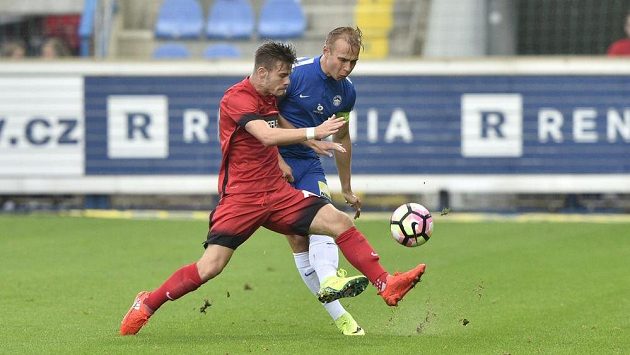 Dominik Starkl z Admiry (vlevo) se snaží zblokovat odkop Lukáše Pokorného z Liberce v pohárovém utkání 3, předkola Evropské ligy. Dominik Starkl z Admiry (vlevo) se snaží zblokovat odkop Lukáše Pokorného z Liberce v pohárovém utkání 3, předkola Evropské ligy.