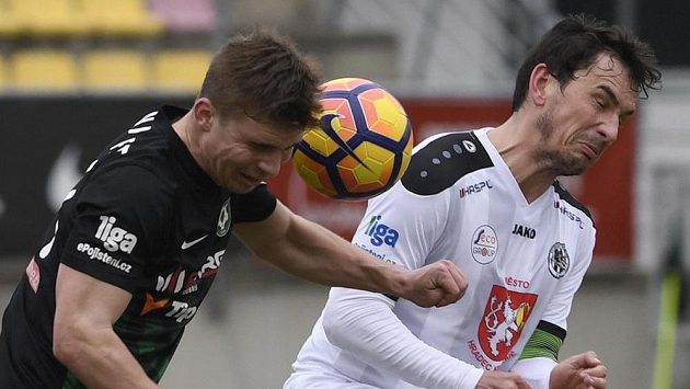 Zdeněk Linhart (vlevo) z Přibrami a Pavel Černý z Hradce. Zdeněk Linhart (vlevo) z Přibrami a Pavel Černý z Hradce.
