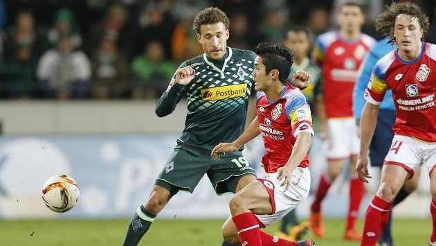 Yošinori Muto (uprostřed) z Mohuče a Fabian Johnson z Borussie Mönchengladbach. Yošinori Muto (uprostřed) z Mohuče a Fabian Johnson z Borussie Mönchengladbach.
